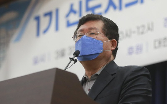 지난 3월 31일 국회 의원회관에서 열린 1기 신도시의 노후화 진단 및 합리적인 재건축 방안 토론회에서 더불어민주당 설훈 의원이 축사하고 있다. <연합뉴스>